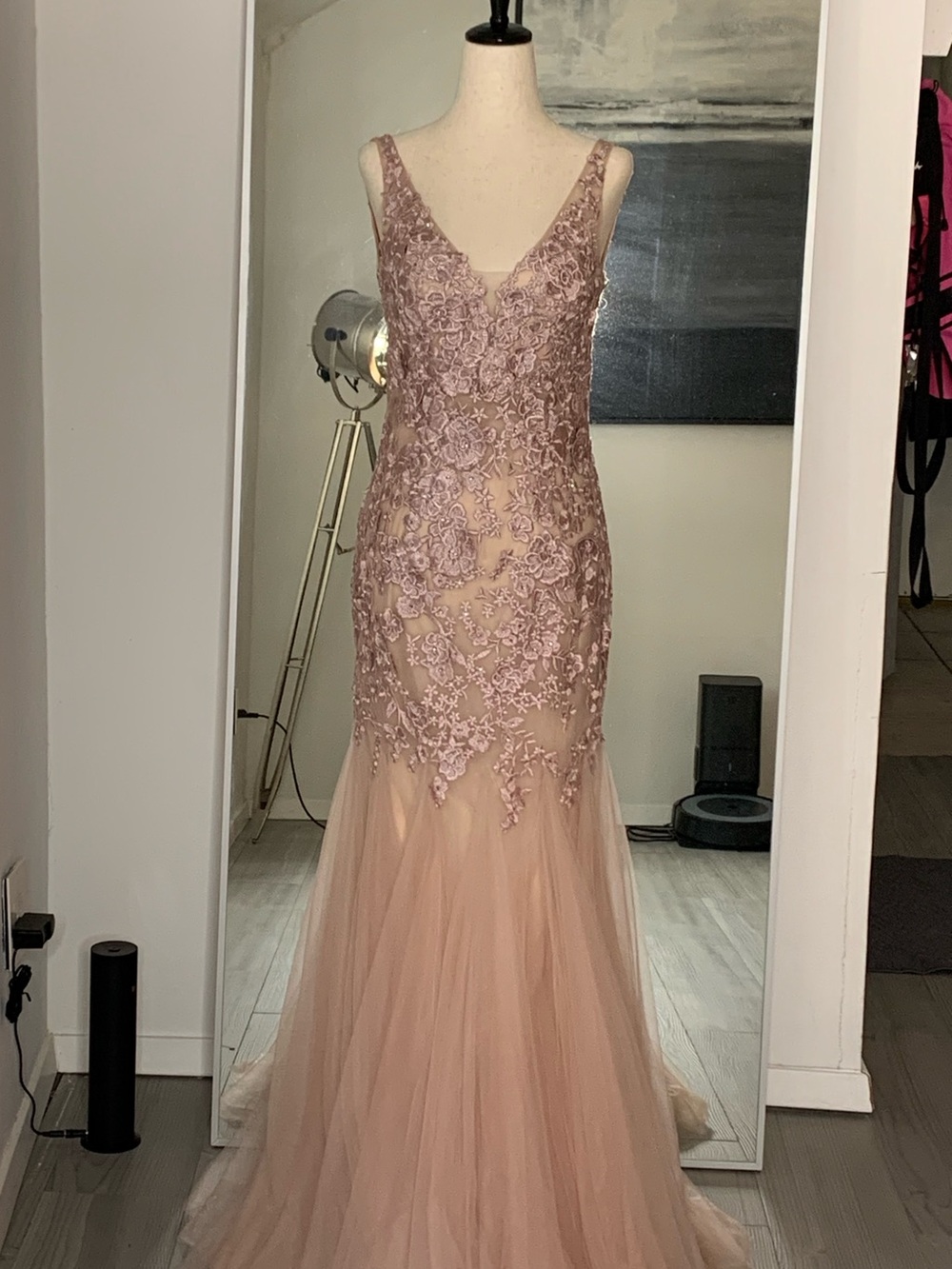 Stunning floral evening gown by Basix Black Label in size 4. Fits beautifully.